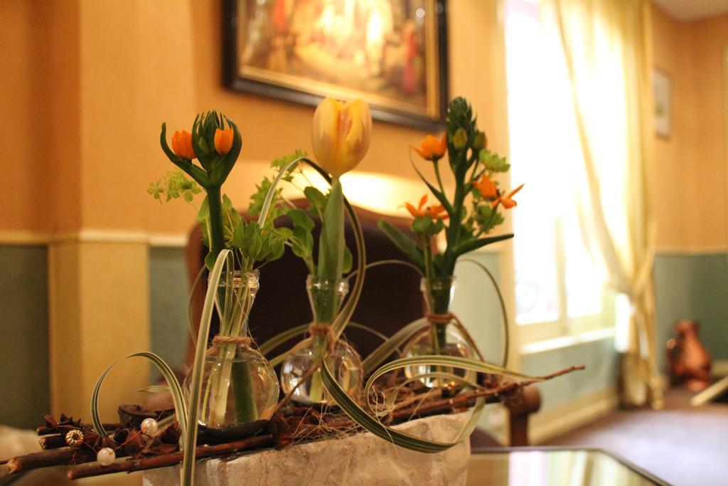 Hotel Restaurant La Poularde Монтрон-ле-Бэн Экстерьер фото