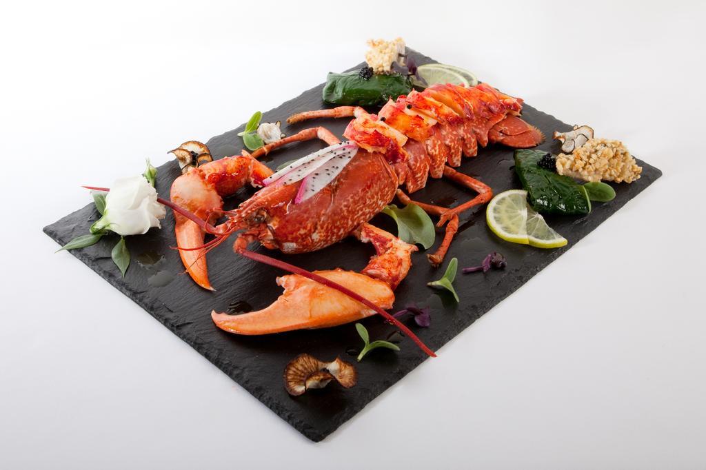 Hotel Restaurant La Poularde Монтрон-ле-Бэн Экстерьер фото