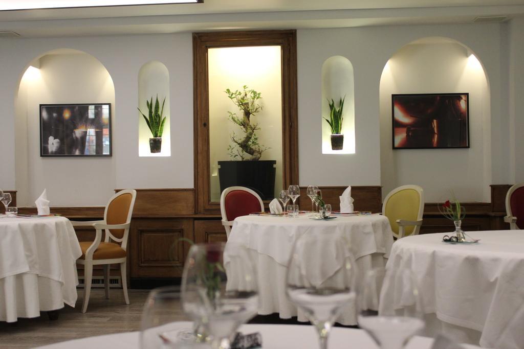 Hotel Restaurant La Poularde Монтрон-ле-Бэн Экстерьер фото