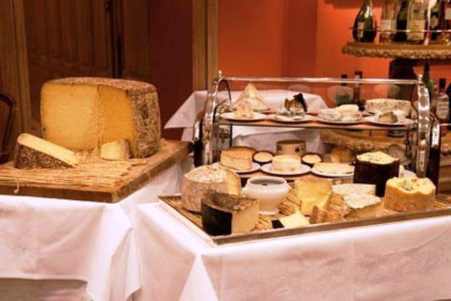 Hotel Restaurant La Poularde Монтрон-ле-Бэн Экстерьер фото