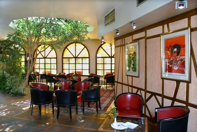 Hotel Restaurant La Poularde Монтрон-ле-Бэн Интерьер фото